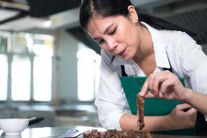 ritratto di alunno cucinando apprendista prendere Appunti su ogni passo come il capocuoco cuochi nel il culinario dell'accademia cucina. foto