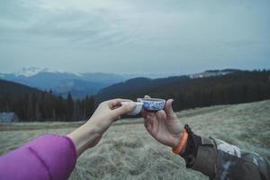 vicino su femmina i viaggiatori tintinnante tè tazze concetto foto