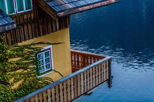 panoramico balcone Visualizza al di sopra di un' lago con il Alba foto