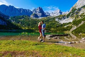 contento coppia con bellissimo Visualizza di il montagna foto