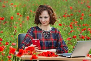 bellissimo donna o attività commerciale donna parlando su un' cellula Telefono fuori. all'aperto ritratto di un' bellissimo contento donna d'affari parlando su cellula Telefono. foto