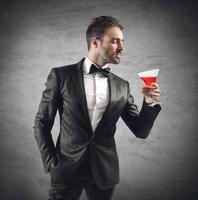 elegante uomo con cocktail foto