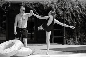 tipo e un' ragazza nel bagnarsi tute siamo rilassante, vicino il blu piscina foto