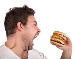 Affamato uomo con hamburger foto