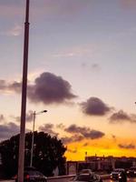 mozzafiato tramonto scenario con un' maestoso nuvoloso orizzonte foto