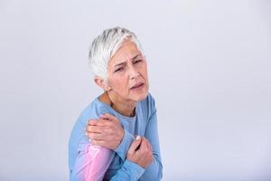 anziano donna con spalla dolore. anziano donna è duraturo terribile dolore. spalla dolore nel un anziano persona. anziano signora con spalla dolore foto