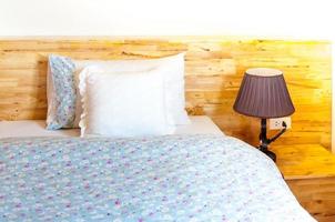 interno stile nel Camera da letto, moderno legna letto, cuscino su letto decorazione nel bellissimo Camera da letto interno foto