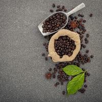 chicchi di caffè tostati scuri su fondo di pietra foto