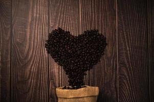 chicchi di caffè disposti a forma di cuore
