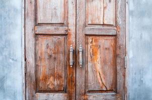 vecchio di legno porta Marrone retrò, tailandese design mestiere porta sfondo foto