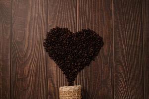 chicchi di caffè disposti a forma di cuore foto