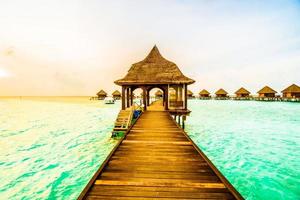 tramonto su un resort delle maldive