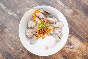 riso bollito a secco tailandese con carne di maiale e uova