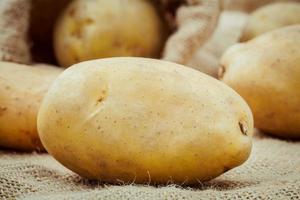 primo piano di patate su un sacco foto