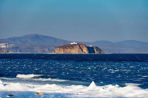 paesaggio marino di un'isola in uno specchio d'acqua con costa a vladivostok, russia foto