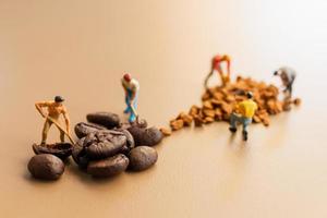 squadre in miniatura che lavorano insieme sulla miscelazione del caffè foto