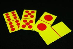 raddoppia o gemello carte domino carte nel nero sfondo foto