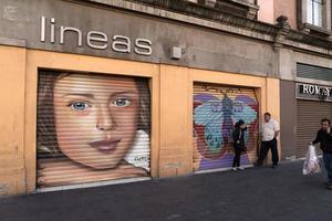 Messico città, Messico - gennaio 30 2019 - tutti il negozi rotolo giù cancelli avere spray dipinto graffiti foto