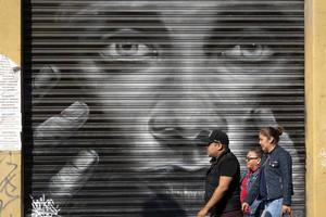 Messico città, Messico - gennaio 30 2019 - tutti il negozi rotolo giù cancelli avere spray dipinto graffiti foto