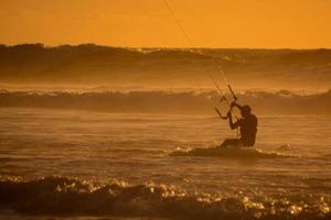 kitesurfer a tramonto foto