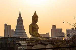 paesaggio di grande Budda nel il città grande Budda statua nel bangkok wat pak nam phasi charoe Tailandia foto