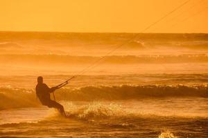 kitesurfer a tramonto foto