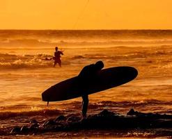 surfer a tramonto foto