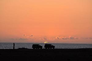 tramonto sulla costa foto