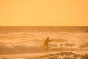 kitesurfer a tramonto foto