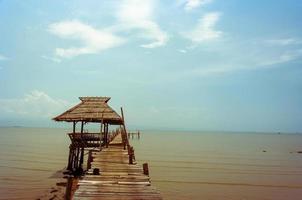 padiglione in legno sull'acqua foto