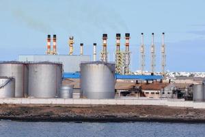 industriale fabbrica su il costa foto