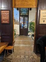 pranzo camera tradizionale ristorante con Vintage ▾ stile su il semarang città. porte e di legno tavolo. il foto è adatto per uso per ristorante sfondo, interno manifesto e viaggiatore soddisfare media.