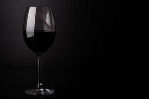 bicchiere di vino con sfondo nero foto