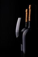 close-up bottiglia di vino e vetro con sfondo nero foto