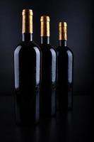 bottiglie di vino con sfondo nero