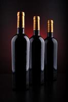 bottiglie di vino con sfondo nero e rosso foto