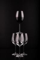 bicchieri di vino con sfondo nero foto