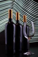 bottiglie di vino e vetro con sfondo di linee bianche foto