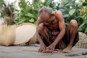 vecchio uomo nella tessitura di campagna foto