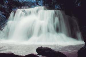 cascata nella bellissima Thailandia foto