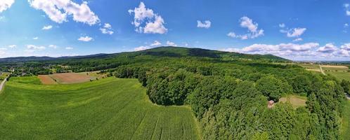 aereo Visualizza di agricolo e verde i campi nel campagna foto