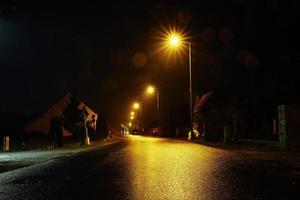 vuoto strada a notte con strada luci foto