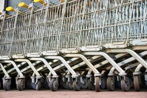 riga di vuoto shopping carrello vicino un' negozio, vicino su foto