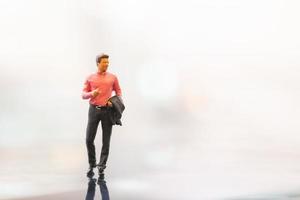uomo d'affari in miniatura in piedi su uno spazio vuoto foto
