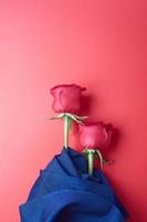 rose su uno sfondo rosso, concetto per il giorno di San Valentino foto
