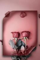 rose per San Valentino su uno sfondo di rotolo di carta