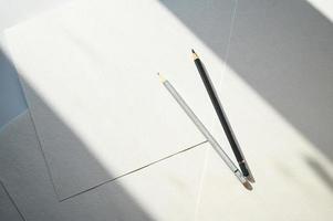 matite per disegno su acquerello carta. carta disposizione. a4 acquerello carta con grigio matite. foto