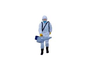 medico in miniatura con tute protettive isolato su uno sfondo bianco foto