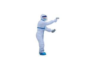 medico in miniatura con tute protettive isolato su uno sfondo bianco foto