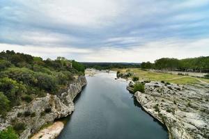 fiume attraverso il paesaggio foto